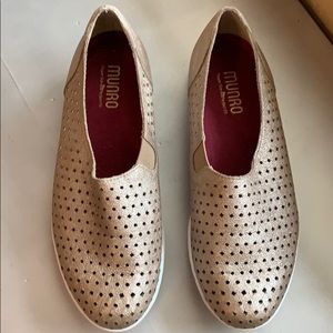 Munro Skipper slip ons